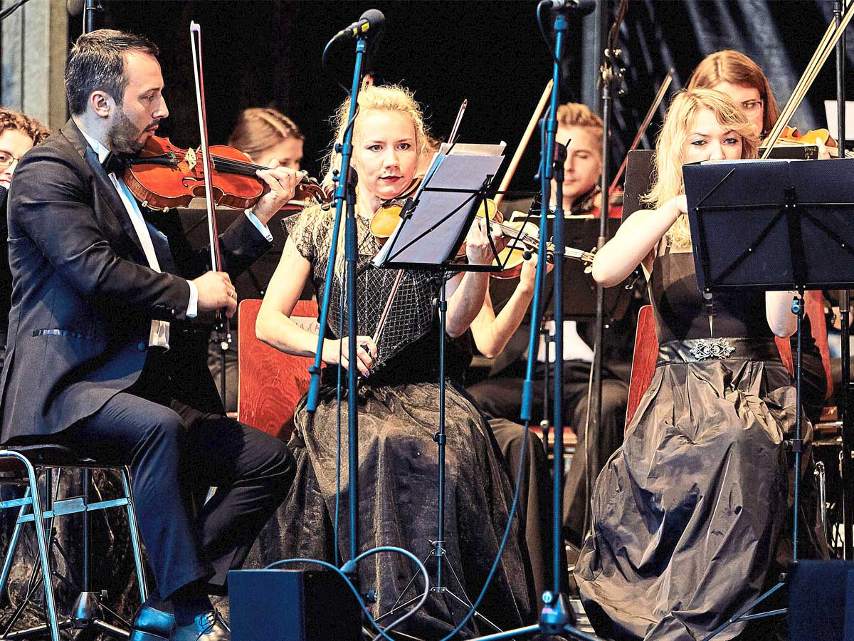 Biesenberger Stiftung, Mozart-Gala, Orchester, Musikerinnen mit Geigen